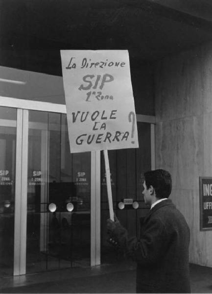 Sciopero dei lavoratori della Sip per l'orario di lavoro - Lavoratore con cartello di protesta davanti alla sede centrale Sip