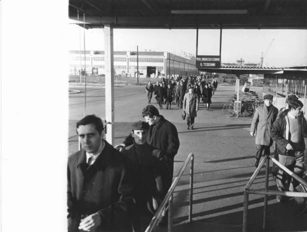 Sciopero dei lavoratori dell'Alfa Romeo di Arese - Lavoratori escono dall'ingresso della fabbrica