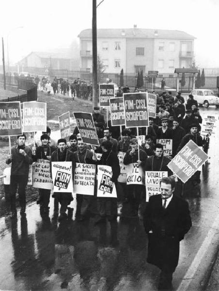 Sciopero dei lavoratori della Società Italiana Pompe Aturia - Corteo - Cartelli di sciopero Fiom Cgil, Fim Cisl