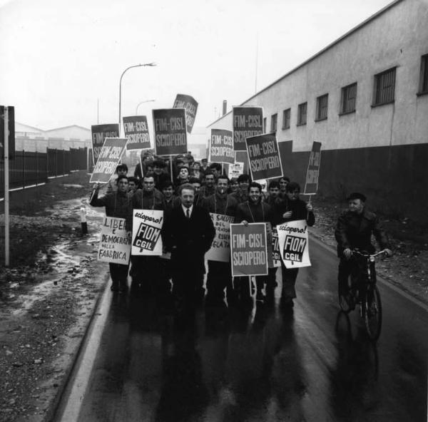 Sciopero dei lavoratori della Società Italiana Pompe Aturia - Corteo - Cartelli di sciopero Fiom Cgil, Fim Cisl