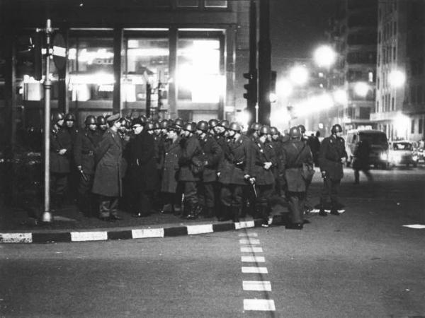 Manifestazione notturna per la pace in Vietnam - Schieramento delle forze dell'ordine