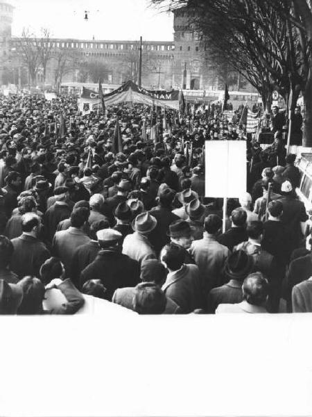 Manifestazione per la pace in Vietnam - Piazza Castello - Comizio - Folla di manifestanti - Striscioni - Bandiere