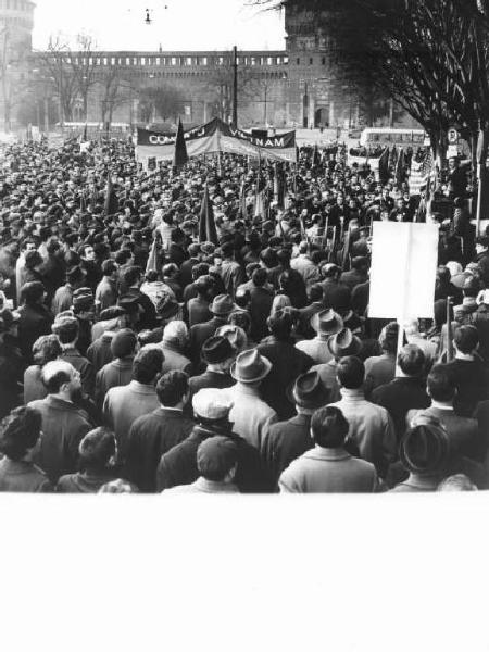 Manifestazione per la pace in Vietnam - Piazza Castello - Comizio - Folla di manifestanti - Striscioni - Bandiere