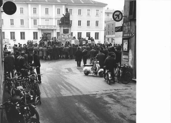 Sciopero dei lavoratori della Autobianchi - Piazza Conciliazione - Comizio - Cartelli di sciopero - Monumento a Papa Pio XI