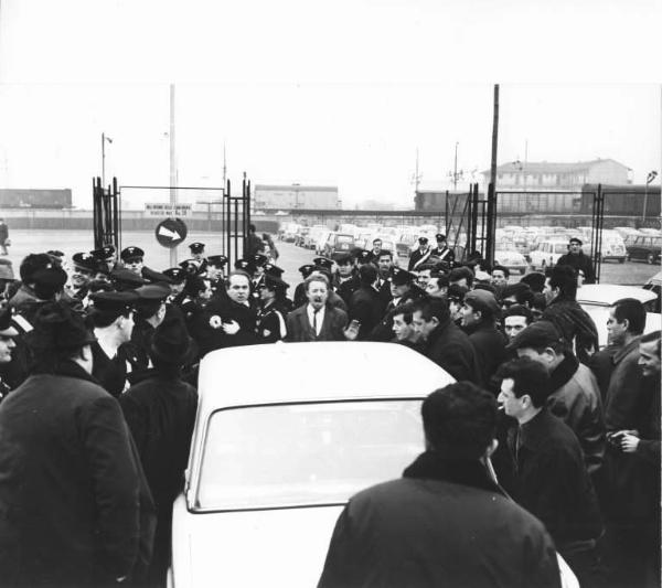 Sciopero dei lavoratori della Autobianchi - Picchetto davanti all'ingresso della fabbrica - Schieramento delle forze dell'ordine - Auto bloccata