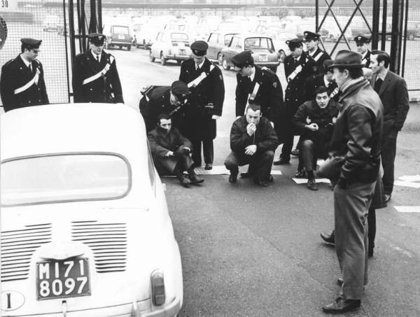 Sciopero dei lavoratori della Autobianchi - Picchetto davanti all'ingresso della fabbrica - Schieramento delle forze dell'ordine