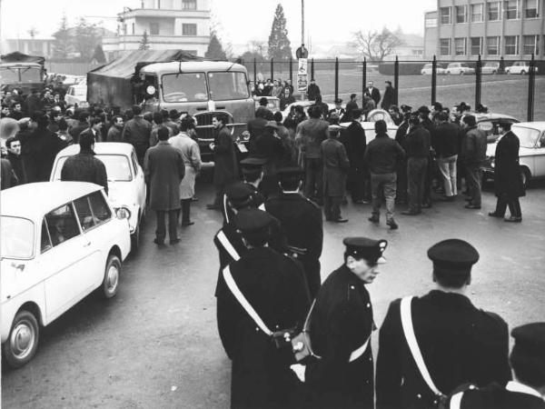 Sciopero dei lavoratori della Autobianchi - Picchetto davanti all'ingresso della fabbrica - Camion bloccati - Schieramento delle forze dell'ordine - Cartello di sciopero Fiom Cgil, Fim Cisl