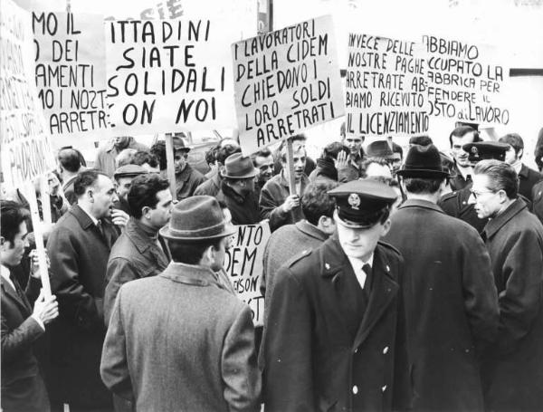 Sciopero dei lavoratori della Cidem - Corteo - Schieramento delle forze dell'ordine - Cartelli di protesta