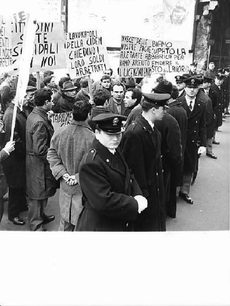 Sciopero dei lavoratori della Cidem - Corteo - Schieramento delle forze dell'ordine - Cartelli di protesta