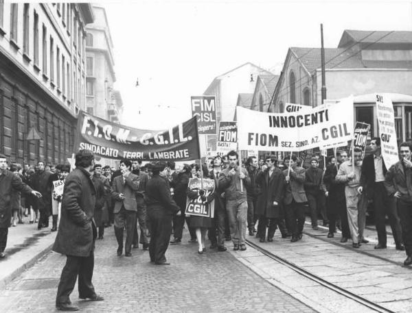 Sciopero dei lavoratori metalmeccanici per le pensioni - Corteo - Striscioni - Cartelli di sciopero Fiom Cgil, Fim Cisl - Operai con tuta da lavoro