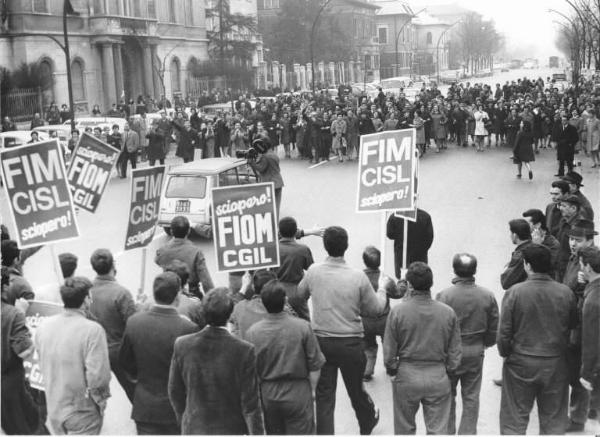 Sciopero dei lavoratori metalmeccanici per le pensioni - Cortei dei lavoratori si uniscono - Operai con tuta da lavoro - Cartelli di sciopero Fiom Cgil, Fim Cisl