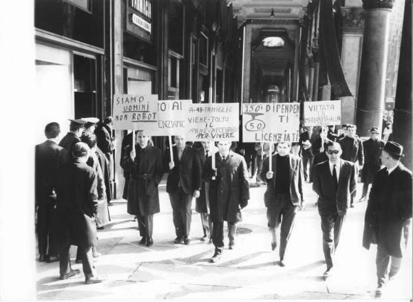 Sciopero dei lavoratori della Saini - Corteo sotto i portici in piazza del Duomo verso la Prefettura - Cartelli di protesta