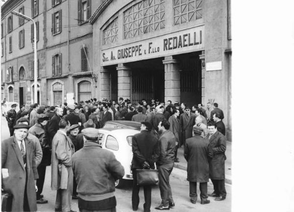 Sciopero dei lavoratori della Redaelli di Rogoredo - Presidio davanti all'ingresso della fabbrica - Insegna Soc. An. Giuseppe & F.llo Redaelli