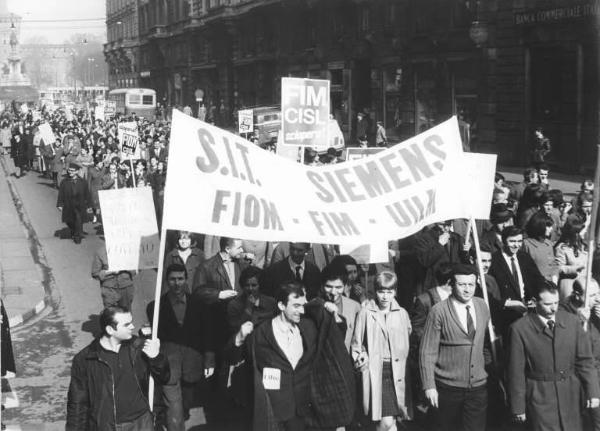 Sciopero dei lavoratori della Sit Siemens - Corteo - Striscione - Cartelli di sciopero Fiom Cgil, Fim Cisl