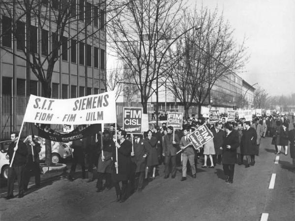 Sciopero dei lavoratori della Sit Siemens - Corteo - Striscione Fiom, Fim, Uilm - Cartelli di sciopero Fim Cisl, Uilm