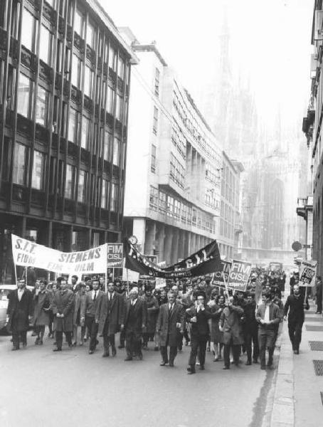 Sciopero dei lavoratori della Sit Siemens - Corteo in corso Vittorio Emanuele II - Striscione Fim, Fim, Uilm - Cartelli di sciopero Fiom Cgil, Fim Cisl