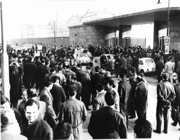 Sciopero dei lavoratori della Innocenti - Ingresso della fabbrica - Presidio - Operai con tuta da lavoro - Cartelli di sciopero Fim Cisl, Fiom Cgil - Insegna Innocenti