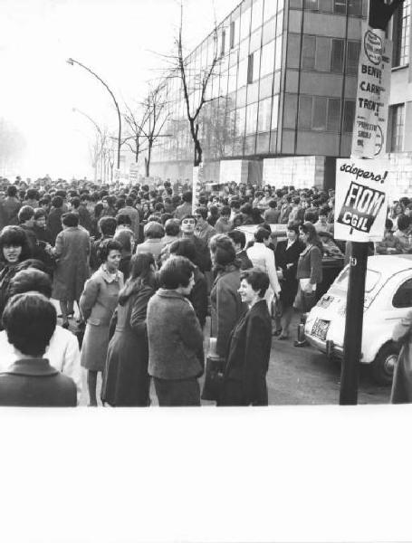 Sciopero dei lavoratori della Sit Siemens - Via Monte Rosa - Comizio davanti alla fabbrica - Donne - Cartello di sciopero Fiom Cgil