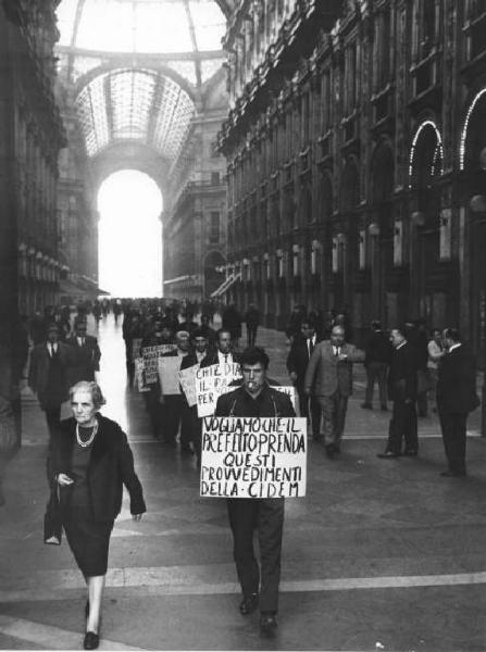 Sciopero dei lavoratori della Cidem - Corteo in galleria Vittorio Emanuele - Cartelli di protesta e rivendicazione