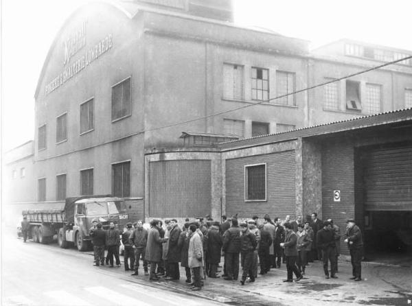 Sciopero dei lavoratori della Fonderie e Smalterie Lombarde - Lavoratori davanti alla fabbrica - Insegna della fabbrica