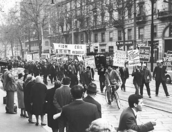 Sciopero dei lavoratori della Redaelli - Corteo - Striscione - Cartelli di protesta Fiom Cgil, Fim Cisl