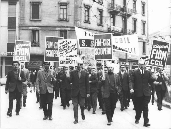 Sciopero dei lavoratori della Redaelli - Corteo - Striscione - Cartelli di protesta Fiom Cgil, Fim Cisl