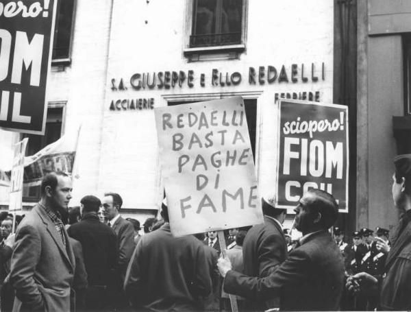 Sciopero dei lavoratori della Redaelli - Presidio davanti alla fabbrica - Schieramento delle forze dell'ordine - Cartelli di protesta Fiom Cgil - Insegna S.A. Giuseppe e F.llo Redaelli