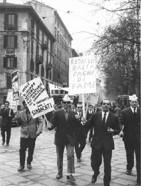 Sciopero dei lavoratori della Redaelli - Corteo - Striscione - Cartelli di protesta Fiom Cgil, Fim Cisl