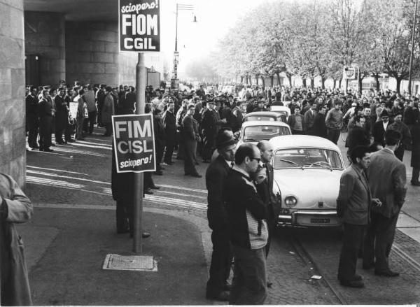 Sciopero dei lavoratori della Innocenti - Ingresso della fabbrica - Picchetto - Schieramento delle forze dell'ordine - Cartelli di sciopero Fiom Cgil, Fim Cisl