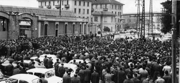 Sciopero dei lavoratori della Ercole Marelli - Comizio davanti alla fabbrica - Operai con tuta da lavoro