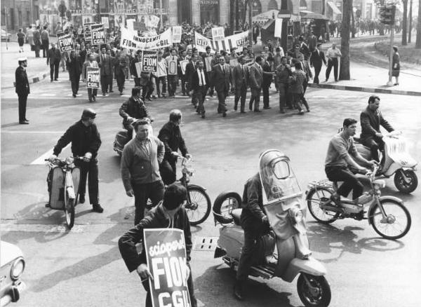 Sciopero dei lavoratori della Innocenti - Testa del corteo - Striscione - Cartelli di sciopero Fiom Cgil, Fim Cisl