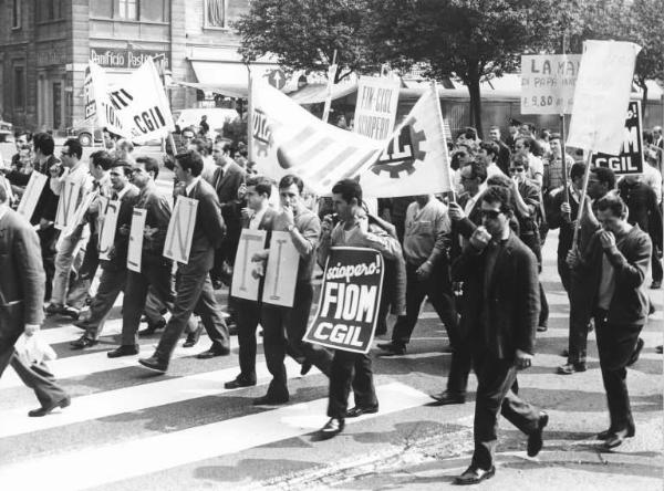 Sciopero dei lavoratori della Innocenti - Testa del corteo - Striscione Uil - Cartelli di sciopero Fiom Cgil, Fim Cisl - Fischietti