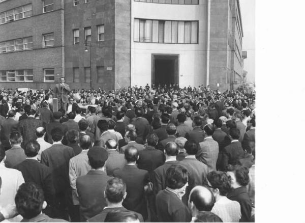 Sciopero dei lavoratori della Innocenti - Comizio davanti all'ingresso della fabbrica - Intervento di Annio Breschi - Operai - Schieramento delle forze dell'ordine