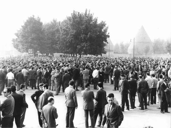 Sciopero dei lavoratori della Innocenti - Comizio davanti all'ingresso della fabbrica - Intervento di Annio Breschi - Operai