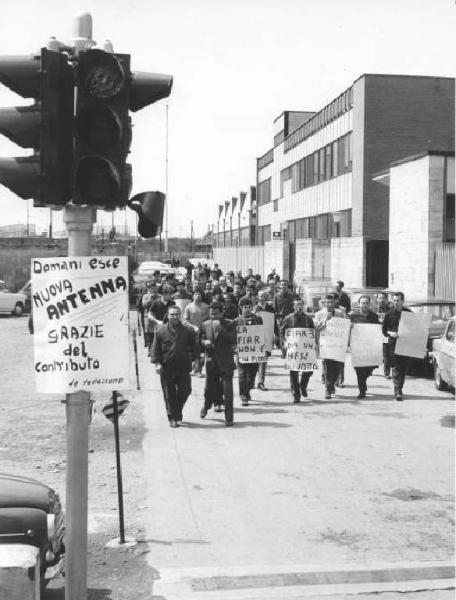 Sciopero dei lavoratori della Fiar - Corteo parte dalla fabbrica, stabilimento 003 - Cartelli di protesta