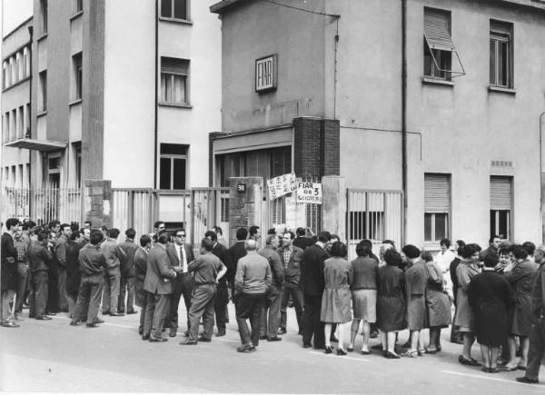 Sciopero dei lavoratori della Fiar - Stabilimento 003 - Ingresso della fabbrica - Presidio - Cartelli di protesta - Operai con tuta da lavoro - Insegna Fiar