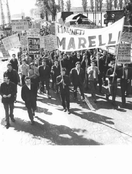 Sciopero dei lavoratori della Magneti Marelli - Corteo - Striscione - Cartelli di protesta - Cartelli di sciopero Fim Cisl