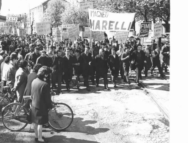 Sciopero dei lavoratori della Magneti Marelli - Testa del corteo - Operai - Donne con bicicletta - Striscione - Cartelli di protesta - Cartelli di sciopero Fim Cisl