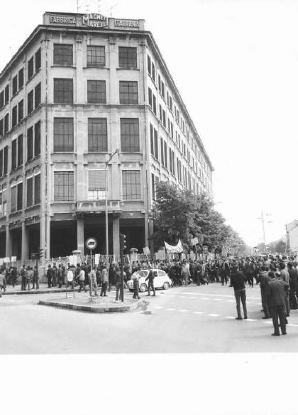 Sciopero dei lavoratori della Magneti Marelli - Corteo davanti alla fabbrica - Striscione - Cartelli di protesta - Insegna Magneti Marelli