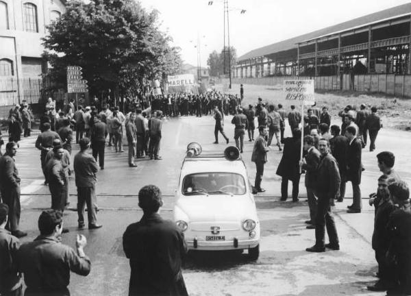 Sciopero dei lavoratori della Magneti Marelli - Corteo - Operai con tuta da lavoro - Striscione - Cartelli di protesta e di sciopero