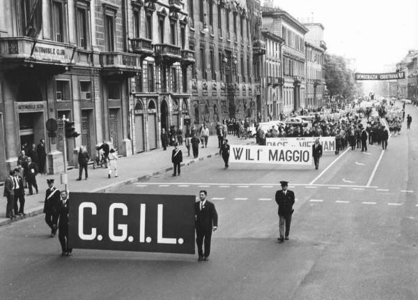 Festa dei lavoratori - Manifestazione del primo maggio - Testa del corteo in corso Venezia - Striscioni: "Cgil", "W il 1° maggio", "pace al Vietnam" - Carabinieri