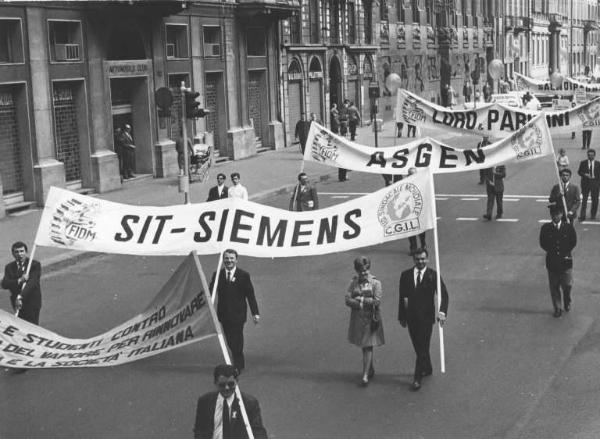 Festa dei lavoratori - Manifestazione del primo maggio - Corteo in corso Venezia - Striscioni Fiom dei lavoratori della Sit Siemens, Asgen, Loro Parisini - Carabiniere