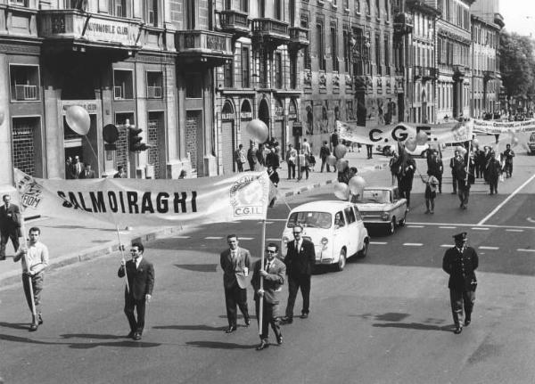 Festa dei lavoratori - Manifestazione del primo maggio - Corteo in corso Venezia - Striscioni Fiom dei lavoratori della Salmoiraghi e della Cge - Carabiniere - Automobili