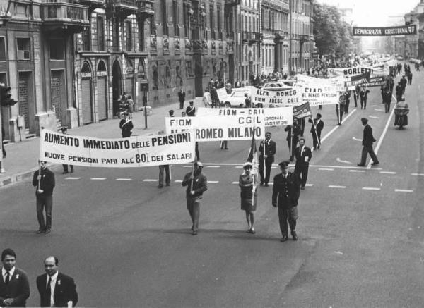 Festa dei lavoratori - Manifestazione del primo maggio - Corteo in corso Venezia - Striscioni - Carabinieri