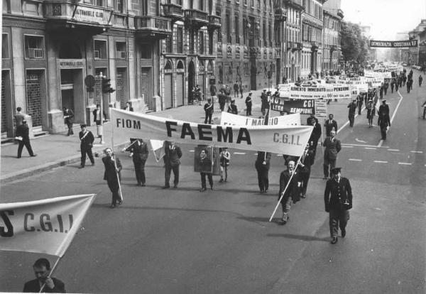 Festa dei lavoratori - Manifestazione del primo maggio - Corteo in corso Venezia - Striscioni - Carabinieri