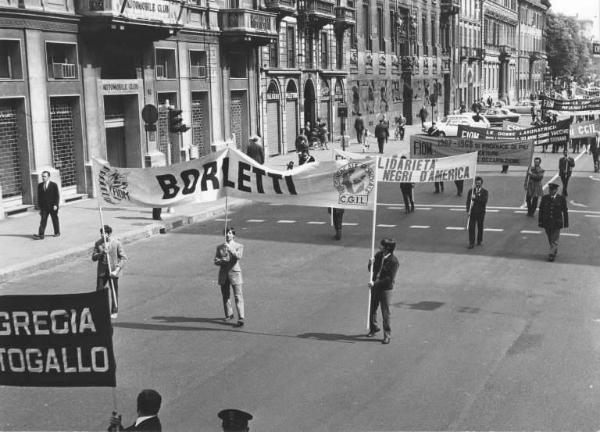 Festa dei lavoratori - Manifestazione del primo maggio - Corteo in corso Venezia - Striscioni - Carabinieri