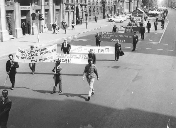 Festa dei lavoratori - Manifestazione del primo maggio - Corteo in corso Venezia - Striscioni