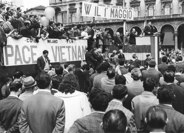 Festa dei lavoratori - Manifestazione del primo maggio - Piazza del Duomo - Comizio - Palco - Luciano Lama al microfono - Striscione "Pace Vietnam", "W il 1° maggio"