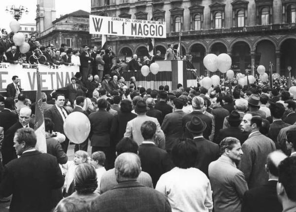 Festa dei lavoratori - Manifestazione del primo maggio - Piazza del Duomo - Comizio - Palco - Bruno di Pol al microfono - Folla - Striscione "W il 1° maggio"