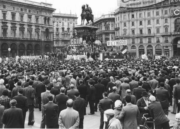 Festa dei lavoratori - Manifestazione del primo maggio - Piazza del Duomo - Comizio - Palco - Bruno di Pol al microfono - Folla - Striscione Cgil e "W il 1° maggio" - Monumento equestre di Vittorio Emanuele II